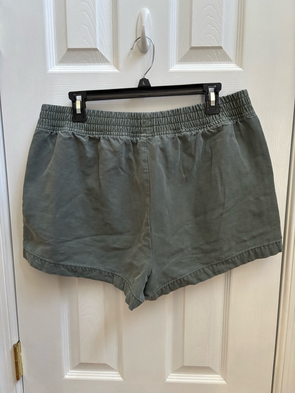 Aerie Woman’s Green Zippered Cargo Pocket Pull-on Shorts, Size L, EUC - Picture 2 of 3
